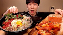 sub)MUKBANG ASMR★EAT RAW Beef Mixed With Rice(Bibimbap)&MISO SOUP, KIMCH... | 식품 아이디어, 한식