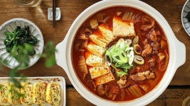 얼큰한 돼지고기 김치찌개와 달걀말이 | 인생레시피✨: Pork and Kimchi Stew and Rolled Eggs [아내의 식탁] - YouTube... 