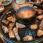 夜ごはん#夕飯 ・ #pork#samgyeopsal#Koreanfood#dinner#myeongdong#Korea ・ #삼겹살#항정살#된장찌개#… | อาหาร, ปิ้งย่าง