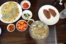 정동진 인근 심곡 쉼터 | 음식, 식당, 테이블