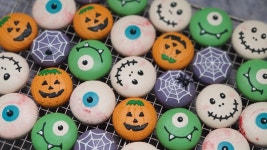 Halloween Macarons For Beginners #1 할로윈 마카롱 만들기 초보자 편ㅣSUGAR BEAN - YouTube - 2020 | 귀여운 디저트, 마카롱, 할로윈