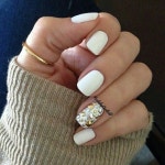White nails with silver gold jewels #white #nailart | 젤네일, 네일아트, 손톱