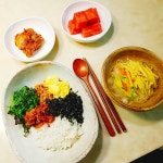 상차림도 사진도 다 맘에 안 들엉...😭 그래도 그날그날 기록이니 올려봅니다~ 소보로비빔밥에 냉잔치국수 먹여 수영 보냈더니 갔다와서... 