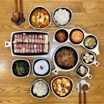 오늘은 #훈제삼겹살 🥓 에프에 돌리고 바지락 넣고 #순두부찌개 🍲 끓여서 맛있는 고기밥상을 차렸다. . 고기+파채+쌈무+떡+소스 알찬... 