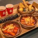 이놈식기🍽 on Instagram: “#방배 #홍미단 떡은 고작 3갠데 두께 때문인지 왠만한 분식집 1인분 양은 해내는 곳😮 . 걸쭉한 국물에 튀... 