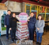 [대구달성군 : 이희원 기자] 화통삼 화원점, 사랑의 쌀 기탁   화통삼 화원점(대표 권수경)은 31일, 화원읍사무소를 방문해 생활이 어려운... 