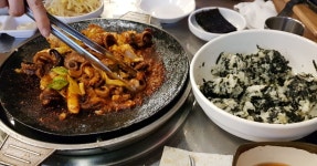 쭈꾸미 삼겹과 날치알볶음입니다. 불타는 금요일밤이었네요. 오늘도 즐거운 주말 되세요~ #다이어트는내일부터? #야식은위험해 #불금 | 불