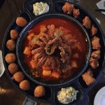 한판떡볶킹 어때요?🍲🌶💦 . . . . . #비어킹 #한판떡볶킹 #떡볶이 #치킨 #치느님 #치즈치킨 #오징어 #샐러드 #매콤 #19900원 #맛집 #일상 #소통... 