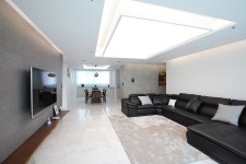 일산 강선마을 벽산아파트 58평형 mid 먹줄 모던스타일 거실 | 호미파이 & homify - 2021 | 고급 인테리어 디자인, 가정용, 집 꾸미기