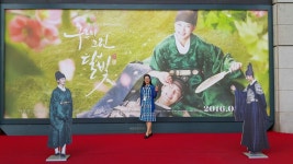 연출: #김성윤 #백상훈 / 극본: #김민정 #임예진 #구르미그린달빛 , 이영 역 #박보검 , 홍라온 역 #김유정 ,… | 웹툰, 달빛, 사진
