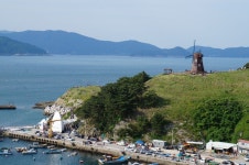 하늘과 바람과 바다가 맞닿은 곳 ‘바람의 언덕’ Looking up from here, one can see a hill covered in grass and overlooking... 