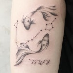 손님께서 원하시는 스타일을 최대한 반영해드렸습니다. 처녀자리와 물고기자리 밑에 이니셜은 세 남매의 이니셜을 딴 것이… | 물고기자리