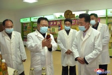 최룡해위원장 창성식료공장을 현지료해 | Fashion, Lab coat, Coat