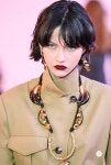 JEWELS FROM THE RUNWAY: Jewelry Details from Chloe & Jacquemus FW19 RTW Collections | 빈티지 패션 사진, 숙녀 패션, 짧은 헤어스... 