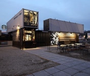 Starbucks 20 year old containers recycled to a drive-thru coffee shop. Tukwila, Washington.: | 컨테이너 카페, 은신처, 건축