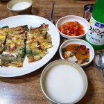 황도먹방🍑🍑 안양 동네전집   흐린날에는☁️💧 막걸리한잔🍶   해물파전 서울막걸리 부추전 동태전  감자전 깍두기... 