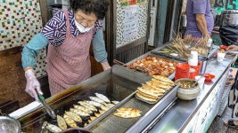 부산 45년 전통, 여전히 착한가격의 몽땅 떡볶이와 찹쌀 씨앗호떡│Busan Tteokbokki & Hotteok│Korean Street Food | 찹쌀, 부산