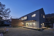 [BY 월간 전원속의 내집] 경치 좋은 곳에 위치한 조용한 주택단지. 마감재를 달리해 외관에 변화를 준 ... | 집 스타일, 집 건축, 주택평면도