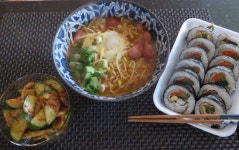 장봐온후 라면은 다르군 ㅎㅎ 콩나물, 핫도그, 계란에 파 송송. 김밥은 만들기 귀찮으니 파는것 하나 집어다 뜨끈한 라면과 함께.... 
