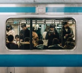 What do you usually do on the bus or subway to work? | 예술