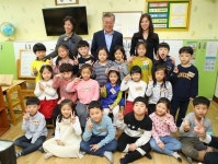 문재인 대통령이 4일 오후 서울 성동구 경동초등학교를 방문, 온종일... 연합뉴스문재인 대통령이 4일 오후 서울 성동구 경동초등학교에 | 대통령