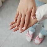 안이쁜 구석이 없는 아가씨네  취업축하 드려요 찜뽕해놓은  하트스와 너무 이뻐요♡  깔끔함이 오래가는 연우네일 원장 1:1시술... 