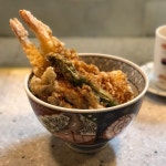 Instagram의 은 은 언덕 애님: “텐동요츠야 . . . ☝🏻요츠야텐동 🍤🍚 . 갓 튀긴 새우 2마리, 오징어, 연근, 단호박, 버섯, 꽈리고추를 올려낸... 