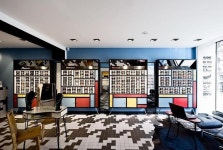 파리 시내 오랜된 은행이 있던 빌딩 1층에 트랜디한 안경점이... 공간의 부흥의 기대를 … | Store design interior, Store interiors, Shop... 