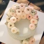 flowercupcake #koreanstylecake #ollicake #olliclass #olligram #peony #rose #ranunculu… | 플라워 케이크, 당근 케이크, 크림