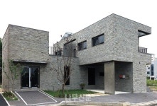 진주 혁신도시 ‘마당 品은 집’ 연작 1/3“설계 문의 좀 드리려고 합니다.” 의기투합한 세 명의 직장동... - 2020 | 마당, 집, 하늘 진주... 