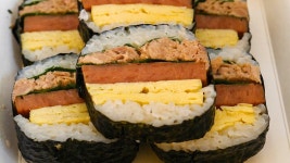 스팸 무스비 / Spam Musubi - Korean Street Food / 순천 푸드 아트 페스티벌 | Food, Food cravings, Korean food