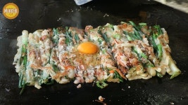 釜山 │ 东莱式葱煎饼 │ Dongnae Pajeon │ 韩国料理 | 음식, 식품 아이디어, 요리