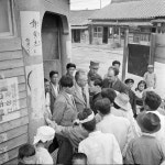 UNCURK 대표단이 삼호리에서 다가오는 지방 선거 벽보를 보고 있다. 프랑스 대표 G. Mathieu씨, 유엔사무국 소속 Richards 박사의 모 습.... 