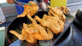 5천원짜리 가마솥 옛날통닭, 줄서서 먹는 곳 - 오천오일장 / Fried Chicken of giant pot - korean street food - YouTube | 한국... 