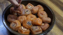 감홍시는 그냥 드시지 말고 이렇게 해서 드셔보세요!! 살도 안찌고 건강하고 맛있는 홍시에너지볼 a soft persimmon dish... 