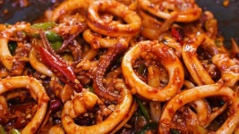 Choi주부 | 매콤하고 물 안생기게 볶은 오징어볶음 황금레시피에요. 텁텁하지 않고, 매콤하게 볶아내 밥 한그릇 뚝딱! 맛있게 먹을 수 있어... 