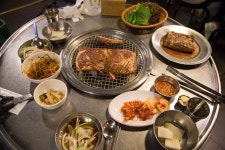 지인과 #방배동카페골목 의 #착한갈비 집에 돼지 왕갈비를 먹고,,, 아늑한 분위기와 맛있는 고기와 반찬  Pork barbecue of... 