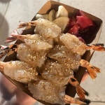 . 📍한강 밤도깨비 야시장 . 🍣새우초밥 : 간이 되어있는 스시 밥 위에 생새우를 토치로 촤자작 지져서 나오는 새우초밥. 탱글%E | 음식, 밥, 스시