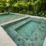 Pin de 김연우 em 호근동 | Piscina de pedra, Casas com piscina, Casa de praia pequena