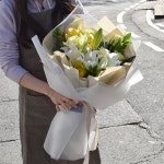 비가 내려 어둑 어둑한 수요일이지만 꽃 만큼은 화사하게! 🌼 꽃모닝입니다아-😘 . 📞주문/레슨 문의 T. 02.581.1850 Kakao.내일도봄... 