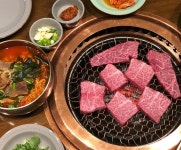 역시 #꽃살  시작부터 #한우라면 과 김치볶음밥까지 세팅하고 순삭  소야 미야네  . . . #압구정맛집#신사… | Food, Tuna, Steak
