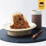 코스인 우드앤브릭! 빵도 빵이지만 카페와 함께 즐길 수 있는 레이즌 베이커리가 가득한 곳이죠. 레이즌… | Desserts, Food, Cake