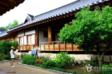 Andong Hahoe Folk Village [UNESCO World Heritage] (안동 하회마을) | House styles, Andong, Outdoor decor