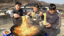 오랜만에 먹는 추억의 김치국수라면 이 맛 이지! [Kimchi noodles from the past] - YouTube