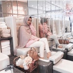 Instagram의 Naild It London님: “Picture perfect @zaraazii... Beauty salon decor, Nail salon decor, Nail salon interior
