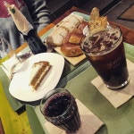 수다 떨려고 먹는 느낌 ㅎㅎㅎ 각자 취향대로 #커피 #뱅쇼... 와인 #빵 #coffee #icedamericano… (With images) | Desserts, Food, Chocolate