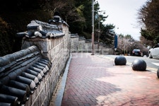 길가의 담장 건물, onepro, 사진, 기와, 담장, 담벼락, 담, 돌담, 전통, 조선, 기와지붕, 한국, 한국의 멋, 전통건축, 건축, 건물, 인도, 도로, 자동차... 