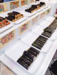 강원도 중앙시장 꼬마김밥이에요. 불고기김밥, 볶음김치김밥, 멸치김밥, 참치김밥, 스팸김밥 등 여러종류의 김밥들이 있어요. 가격은 1개당... 
