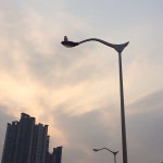 ckchoi #sky #cloud #lamp #bird #sunset #rest #light #중랑교 #가로등과새 / 서울 동대문 휘경 / #골목 #하늘 #짐승 #설비 / 2014 01 22... 