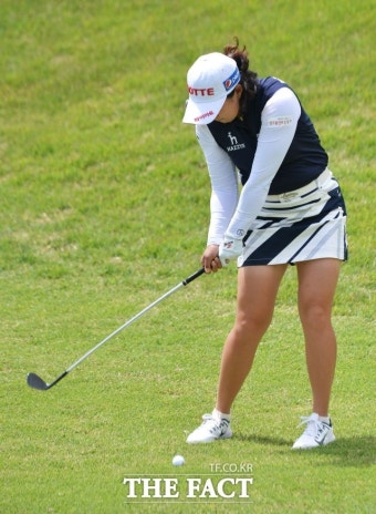2017 한국여자프로골프(KLPGA) 투어 '제4회 교촌 허니 레이디스 오픈' 대회 2라운드가 6일... 열려 선두권인 김해림 선수가 경기를 하고...